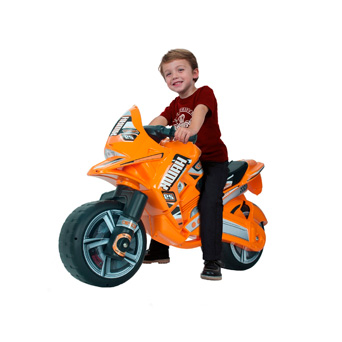 ¿A qué niño no le gusta sentirse el dueño de las calles cuando va con su moto por ahí? Este es uno de esos juguetes que no le pueden faltar.